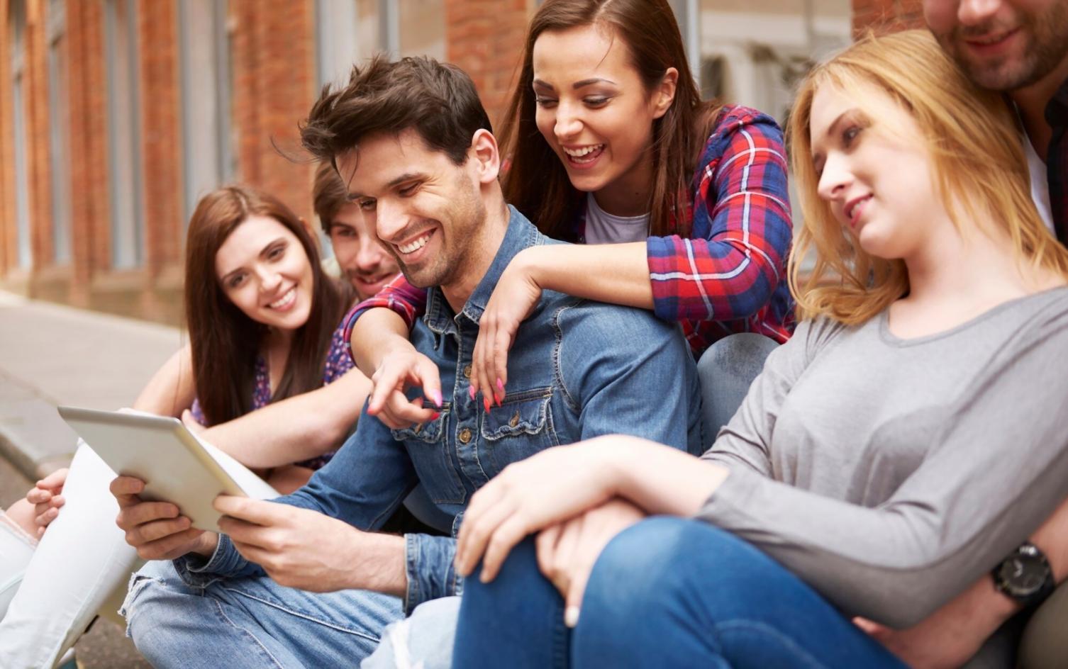 Professionelle Finanzberatung in modernem Büro